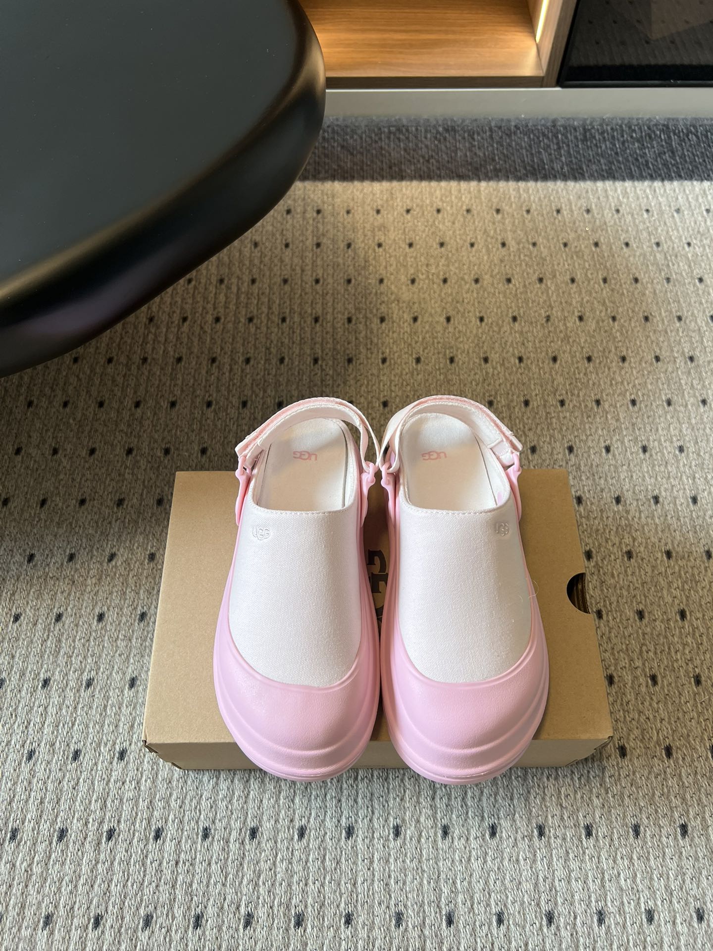 NO:782544,Top quality UG*26ss new spring and summer Kroger slippers. The soft canvas upper is matched with the rubber toe of the same color, which has an innocent and energetic feeling; the iconic UGG embroidered logo is low-key and cute. The design of the back strap is not only easy to put on and take off, but also firmly locks the ankle and will not fall off after walking for a long time. The most amazing thing is this pair of thick soles, which quietly lengthens the leg line, visually changing the figure to a 37-inch figure in an instant, and can be easily controlled by a small person.  This pair of shoes is not an Internet celebrity model that can only be worn once, but a versatile artifact that can accompany you through the entire spring and summer. Canvas upper, velvet lining, rubber outsole, size 35-41 (customized sizes 40 and 41 are non-refundable), heel height 4cm, slippers, chrome hearts, slippers19860909顶级品质 UG*26ss春夏新款克罗格拖鞋 软乎乎的帆布鞋面搭配同色系的橡胶鞋头,自带一种无辜又元气的感觉；标志性的UGG刺绣Logo低调又可爱,后绊带的设计不仅方便穿脱,还能牢牢锁住脚踝,走久了也不会掉跟.最绝的是这双厚底,悄悄拉长腿线,视觉上秒变三七分身材,小个子也能轻松驾驭. 这双鞋,不是那种只能穿一次的网红款,而是能陪你走过整个春夏的百搭神器. 鞋面帆布 内里绒布 大底橡胶大底 size35-41码（40、41码定制不退换） 跟高4cm,拖鞋,chrome hearts,slippers,Women's Shoes