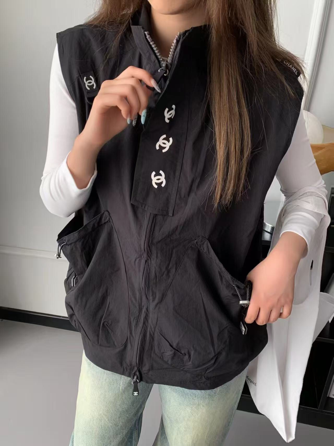 NO:781232,Model No. 20262656 Chane*new style Xiaoxiang logo drawstring pocket Velcro windbreaker vest jacket, apricot, black, SML, [M size bust 130, length 69; weight 0.285kg], Chanel - clothing, chanel, chanel, jackets & coats,19860909款号20262656 Chane*新款 小香logo抽绳口袋魔术贴风衣马甲外套,杏色,黑色,SML,【M码胸围130,长69；重量0.285kg】,香奈儿-服装,chanel,chanel,jackets & coats,,Women's clothing