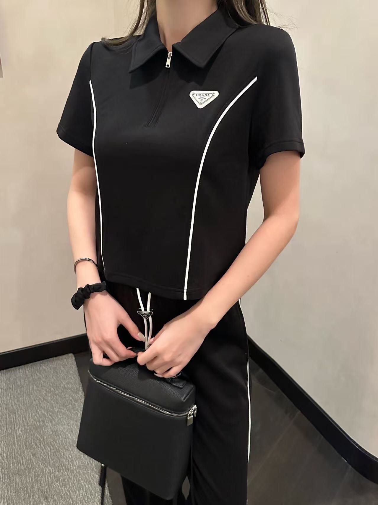 NO:781223,Model No. 20262660 Prad* new suit, triangle logo decorated half-zip lapel short-sleeved slim T-shirt top + drawstring elastic waist casual trousers, gray, black, SML, [M size shoulder width 36, bust 90, sleeve length 18, length 47; waist 66 elastic, length 101; weight 0.585kg], Prada - clothing, prada, prada, T-shirt, tees, t-shirt,19860909款号20262660 Prad*新款套装,三角标装饰半拉链翻领短袖修身短款T恤上衣+抽绳松紧腰休闲长裤,灰色,黑色,SML,【M码肩宽36,胸围90,袖长18,长47；腰围66弹力,长101；重量0.585kg】,普拉达-服装,prada,prada,T-shirt,tees，t-shirt,,Women's clothing