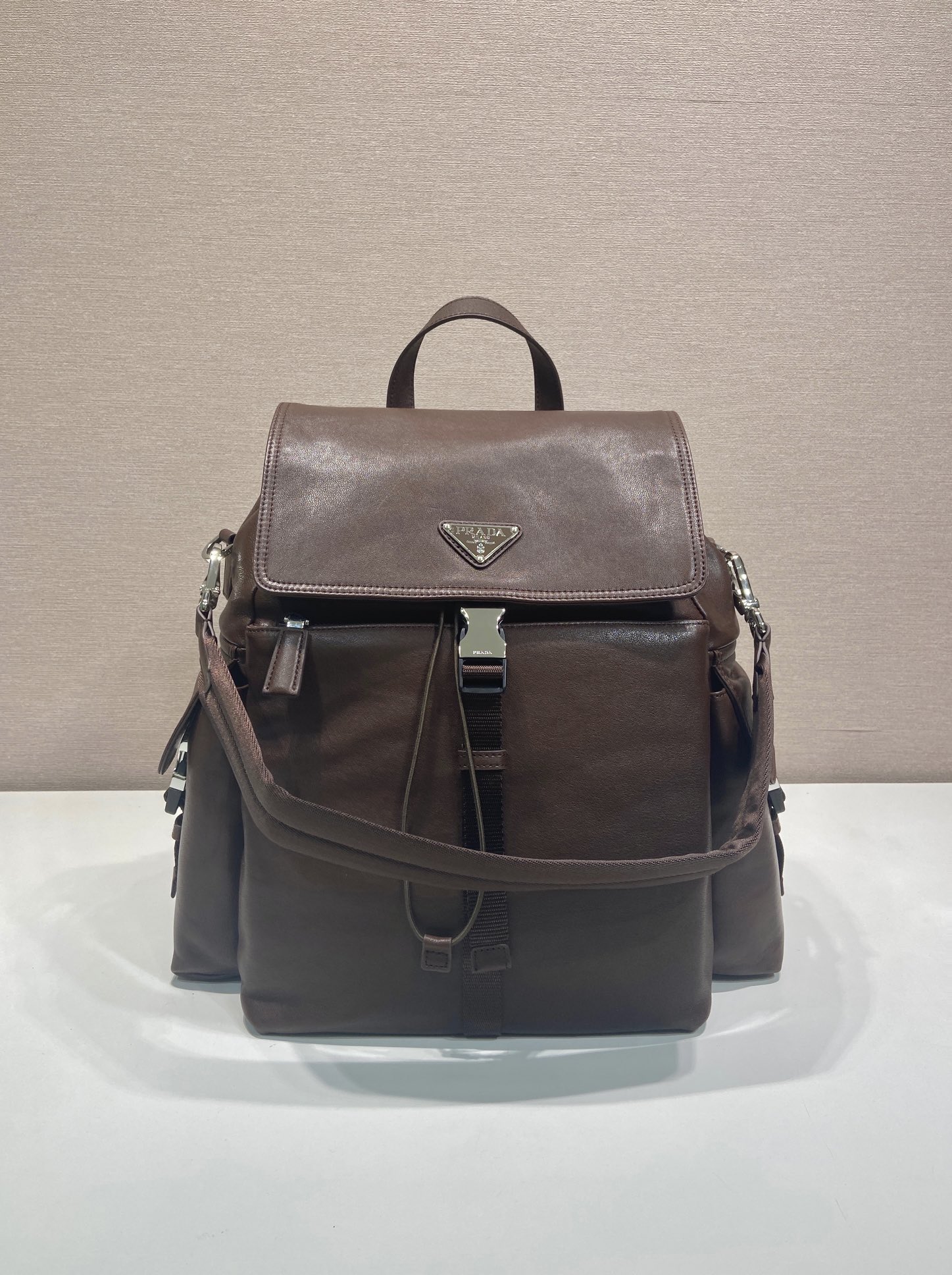 NO:853452,New Backpack 2VZ118 Lambskin This Explore handbag perfectly combines elegance and functionality, with a multi-pocket silhouette with soft lines. Designed for urban exploration and outdoor adventures, the style is equipped with a detachable handle and can be carried on the shoulder. The combination of imported calf leather reflects the duality of the design, blending technical details and sophistication. Flap and side opening system bag design, three external pockets with zippers and flap side opening system, back pocket with magnetic closure  The interior is equipped with zipper pockets and patch pockets, with large capacity. It is also a popular style that will never go out of style. Hurry up and get it. Length 39x height 37x bottom 20cm, Prada [price based on quantity], prada, cowhide, sheepskin19860909新款双肩包2VZ118小羊皮 这款Explore手袋完美融合了高雅与功能性,拥有柔和线条的多口袋轮廓.专为城市探索和户外冒险而设计,款式配有可拆卸提手,可肩背.进口小牛皮革的结合体现了设计的双重性,融合了技术细节与精致,翻盖与旁开扣系统包口设计,三个外部口袋,配拉链和翻盖旁开扣系统,背面口袋,配磁扣 内部配拉链式口袋和贴袋,容量空间大,又是一款永久不过时爆款,赶紧入手吧 长39x高37x底20cm,普拉达【跑量价】,prada,cowhide,sheepskin,Bag