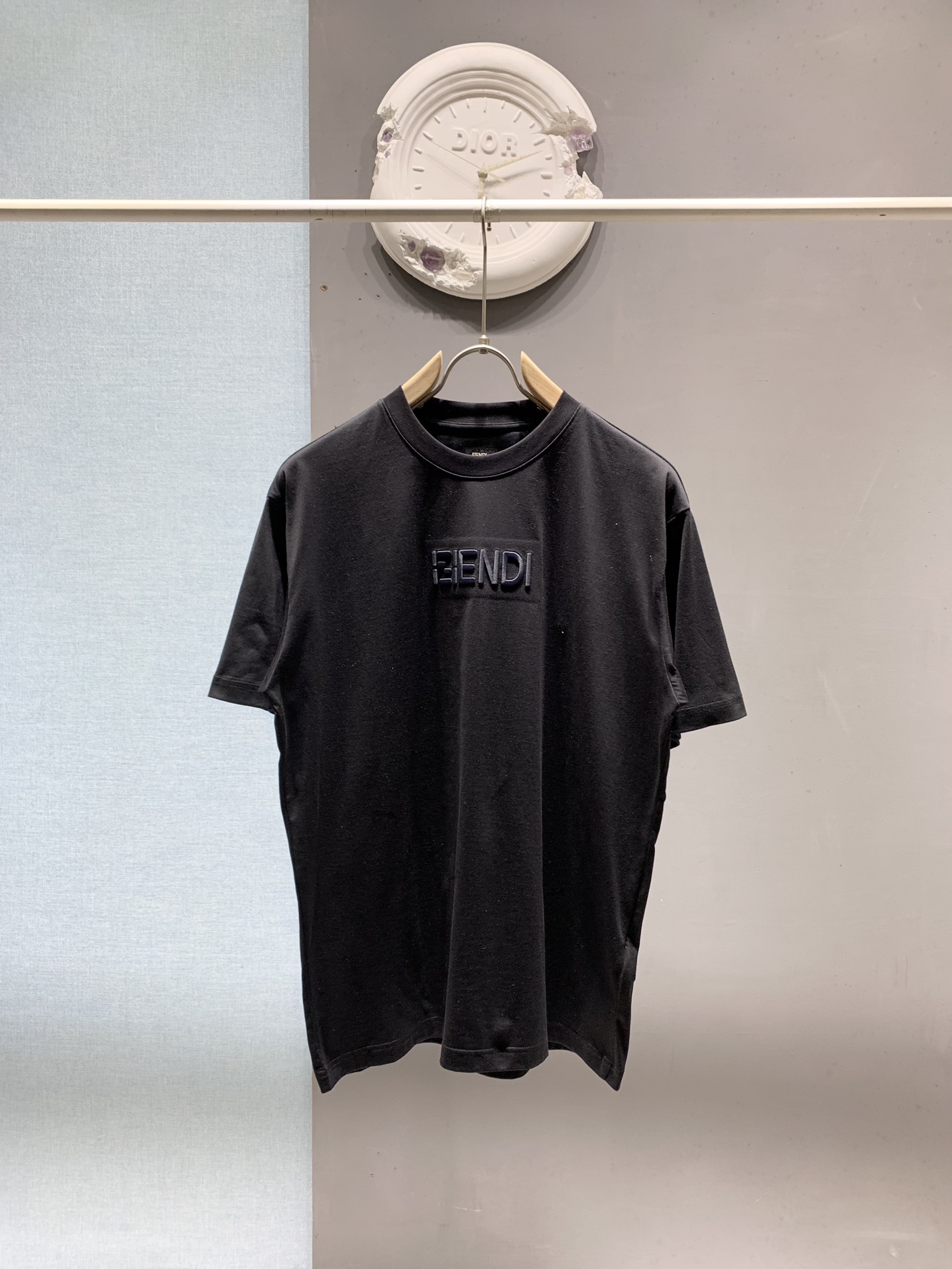 P148 Fendi Selleria camiseta bordada. Esta camiseta está confeccionada en tejido de punto de algodón puro, luego lavada…