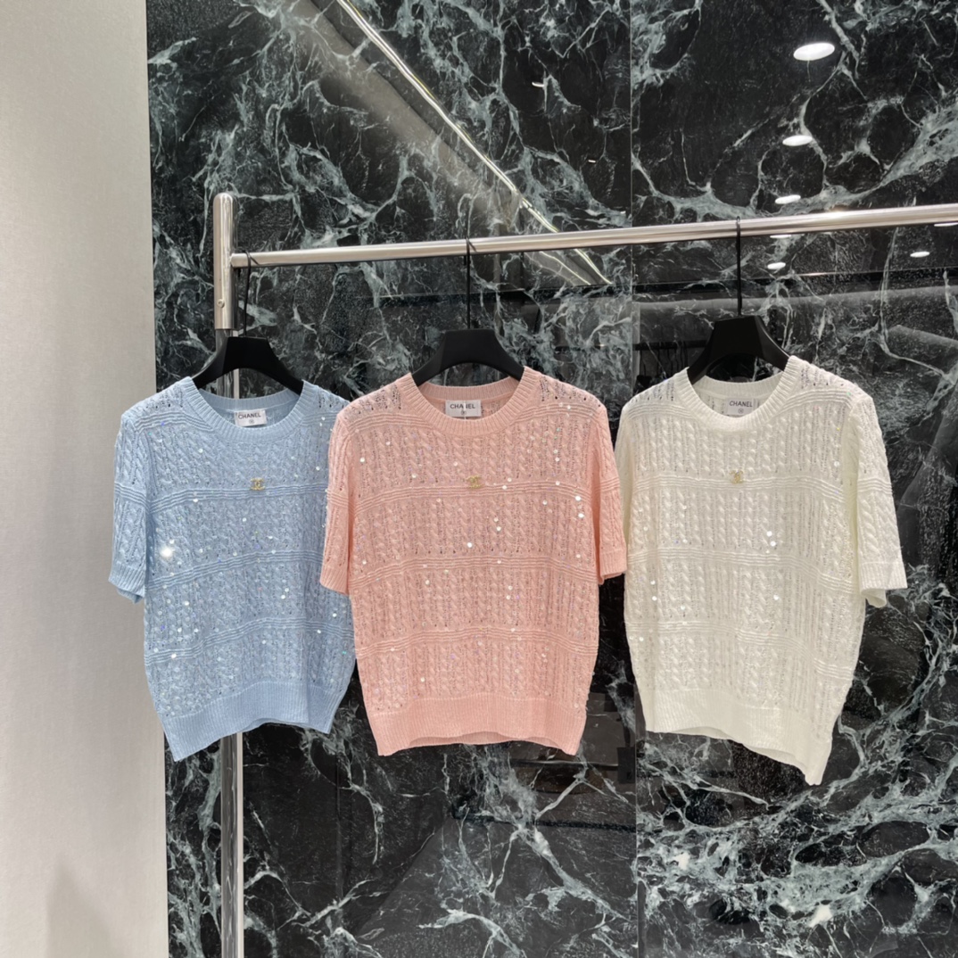 NO:780851,The highest version on the market, the girl inspects the goods, trims the three marks on the threads, and delivers the goods. You can post pictures and take videos. If you want quality or service, please add me on WeChat. We will not accept urgent orders. Xiaoxiang 16 new spring and summer style sequined knitted short sleeves. The double C metal logo on the chest is very recognizable. Full marks for details! It can be easily used for daily commuting and leisure.  Paired with high-waisted pants or skirts, it is elegant and fashionable, and you can easily get a high-end look. Three colors of SML, Chanel-clothing, chanel, skirts, T-shirt,19860909市面最高版本小妹验货、修剪线头上三标、发货可发图及拍视频,要品质要服务的加我微信,不接急单. 小香 16春夏新款 亮片针织短袖 胸前双C金属标志超有辨识度 细节满分!日常通勤 休闲都能轻松驾驭 搭配高腰裤或半身裙,优雅又时髦,轻松get高级感穿搭.三个色SML,香奈儿-服装,chanel,skirts,T-shirt,,Women's clothing