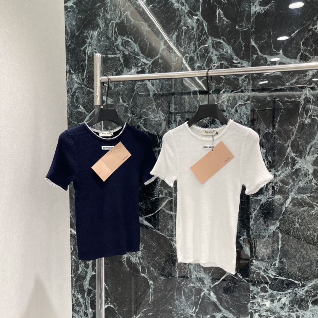 NO:780790,The highest version on the market, the girl inspects the goods, trims the three marks on the threads, and delivers the goods. You can send pictures and videos. If you want quality and service, please add me on WeChat. We will not accept urgent orders. Miu 26 spring and summer new style, lace knitted short sleeves, classic brand micro-label on the chest, round neck + lace cuffs, sweet and exquisite, slim tailoring, easily highlights the figure, looks great with jeans, short skirts or wide pants, can be easily used for daily commuting and leisure.  It is a must-have and versatile item in the wardrobe. Two colors SML, Dior-clothing, dior, miumiu, skirts, jeans, T-shirt,19860909市面最高版本小妹验货、修剪线头上三标、发货可发图及拍视频,要品质要服务的加我微信,不接急单. Miu 26春夏新款 花边针织短袖 胸前经典品牌微标 圆领+花边袖口 甜美又精致 修身剪裁 轻松凸显身形 搭配牛仔裤 短裙或宽裤都很出彩 日常通勤 休闲都能轻松驾驭 是衣橱必备百搭单品两个色SML,迪奥-服装,dior,miumiu,skirts,jeans,T-shirt,,Women's clothing