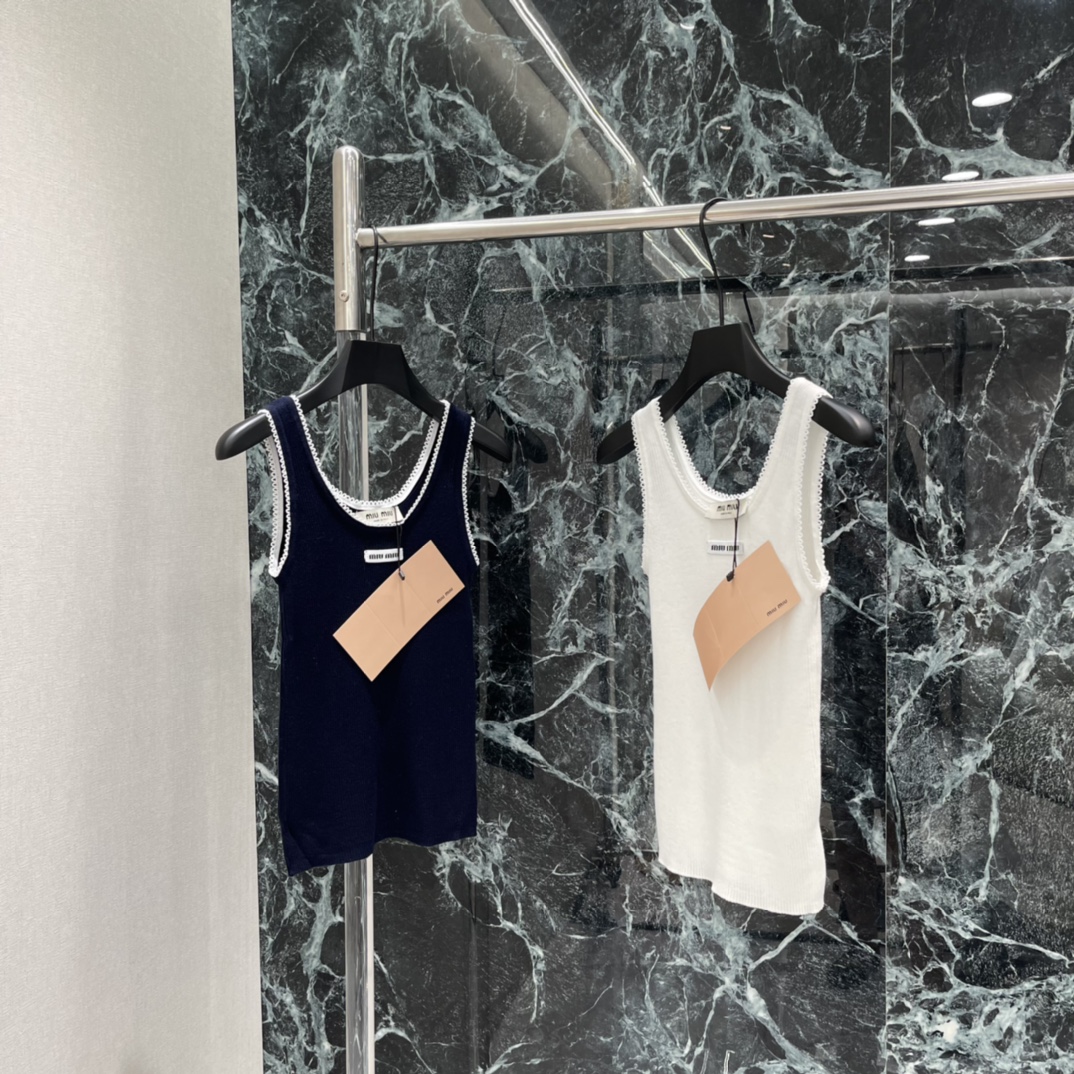 NO:780783,The highest version on the market, the girl inspects the goods, trims the three marks on the threads, and delivers the goods. You can post pictures and take videos. If you want quality and service, add me on WeChat. We will not accept urgent orders. Miu 26 new spring and summer lace knitted vest. Classic brand micro logo on the chest. Round neck + lace cuffs. Sweet and exquisite. Slim tailoring. Easily highlights the figure. It goes well with jeans, short skirts or wide pants. It can be easily used for daily commuting and leisure.  It is a must-have and versatile item in the wardrobe. Two colors SML, Dior-clothing, dior, miumiu, skirts, jeans,19860909市面最高版本小妹验货、修剪线头上三标、发货可发图及拍视频,要品质要服务的加我微信,不接急单. Miu 26春夏新款 花边针织背心 胸前经典品牌微标 圆领+花边袖口 甜美又精致 修身剪裁 轻松凸显身形 搭配牛仔裤 短裙或宽裤都很出彩 日常通勤 休闲都能轻松驾驭 是衣橱必备百搭单品两个色SML,迪奥-服装,dior,miumiu,skirts,jeans,,Women's clothing