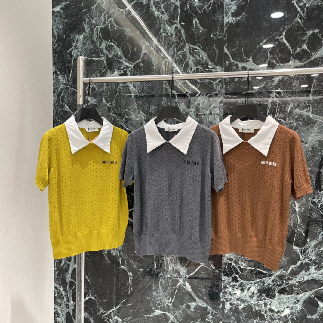 NO:780798,The highest version on the market, the girl inspects the goods, trims the three marks on the threads, and delivers the goods. You can send pictures and videos. If you want quality and service, add me on WeChat. We will not accept urgent orders. Miu 26 new spring and summer style. Contrast color knitted short sleeves. White lapel design. Full of college style. Age-reducing and playful. Exquisite hollow pattern. Full sense of detail. The brand embroidery on the chest is very recognizable. Short-sleeved design. Perfect for spring and summer. It looks great when worn alone or layered with shirts.  Easily manageable for commuting and leisure, elegant and practical! Three colors SML, miumiu-clothing, miumiu, shirts, T-shirt,19860909市面最高版本小妹验货、修剪线头上三标、发货可发图及拍视频,要品质要服务的加我微信,不接急单. Miu 26春夏新款 撞色针织短袖 白色翻领设计 学院风满满 减龄又俏皮 精致镂空花纹 细节感拉满 胸前品牌刺绣超有辨识度 短袖设计 春夏穿刚好 单穿或叠搭衬衫都很出彩 通勤休闲都能轻松驾驭 优雅又实用!三个色SML,缪缪-服装,miumiu,shirts,T-shirt,,Women's clothing