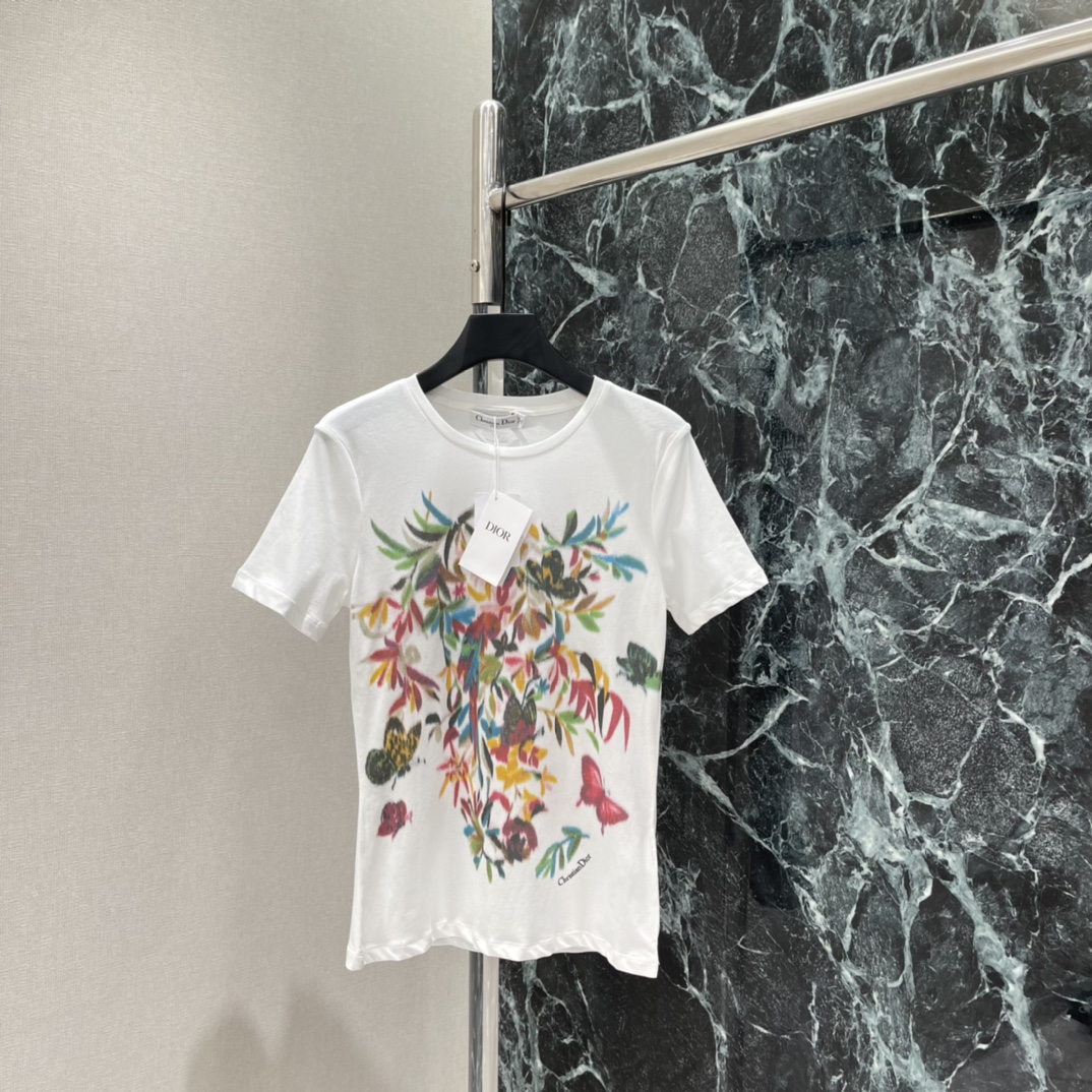 NO:780799,The highest version on the market, the girl inspects the goods, trims the three marks on the threads, and delivers the goods. You can post pictures and take videos. If you want quality and service, please add me on WeChat. We will not accept urgent orders. Ｄ家 26 spring and summer new flower printed T-shirt. Multi-color flowers + butterflies and bees on the front. Full of pastoral feeling. There is also a small bee logo on the back. The details are super exquisite. It can be easily used for daily leisure or vacation. Pair with jeans or skirts.  Elegant and casual, you can easily get a sense of luxury! One color SML, Dior-clothing, dior, skirts, jeans, tees, t-shirt,19860909市面最高版本小妹验货、修剪线头上三标、发货可发图及拍视频,要品质要服务的加我微信,不接急单. Ｄ家 26春夏新款 花卉印花T恤 正面多色花卉+蝴蝶蜜蜂 田园感满满 背面还有小蜜蜂标识 细节超精致 日常休闲或度假都能轻松驾驭 搭配牛仔裤或半裙 优雅又随性,轻松get高级感!一个色SML,迪奥-服装,dior,skirts,jeans,tees，t-shirt,,Women's clothing