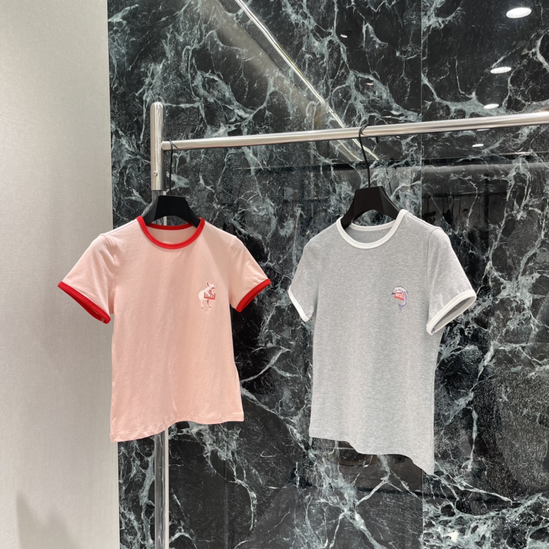 NO:783656,The highest version on the market, the girl inspects the goods, trims the three marks on the threads, and delivers the goods. You can post pictures and take videos. If you want quality and service, please add me on WeChat. We will not accept urgent orders. Dies 26 Spring and Summer New Style. Contrast color collar short-sleeved T-shirt. Slim fit. Fits the body and shows the lines. Small animal print on the chest. Full recognition. Full sense of detail. White contrast collar and cuffs. The layering is up. It goes well with jeans or casual pants. It can be easily used for daily outings and commuting.  Simple and personalized! Two colors SML, women's clothing, jeans, T-shirt, tees, t-shirt,19860909市面最高版本小妹验货、修剪线头上三标、发货可发图及拍视频,要品质要服务的加我微信,不接急单. Dies 26春夏新款 撞色领口短袖T恤 修身版型 贴合身形,展现线条感 胸前小动物印花 辨识度满分 细节感十足 白色撞色领口和袖口 层次感UP 搭配牛仔裤或休闲裤都很OK 日常出街 通勤都能轻松驾驭 简约又有个性!两个色SML,女装,jeans,T-shirt,tees，t-shirt,,Women's clothing