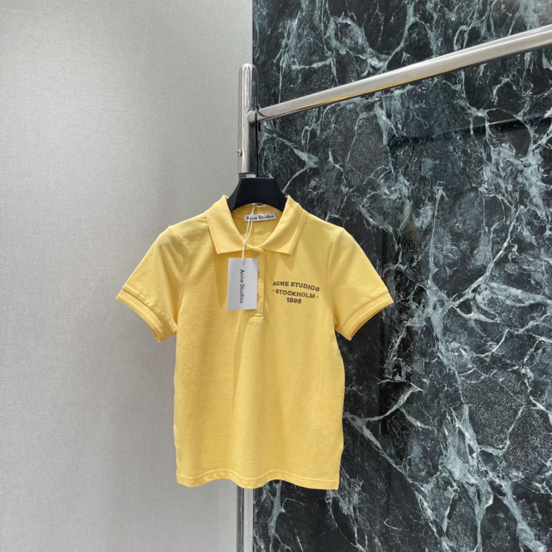 NO:780806,The highest version on the market, the girl inspects the goods, trims the three marks on the threads, and delivers the goods. You can post pictures and take videos. If you want quality and service, please add me on WeChat. We will not accept urgent orders. Ac 26 Spring and Summer New Polo shirt after the letters. Slim-fitting short design. Easily highlight the waistline. Optimize body proportions. Creamy yellow color makes you white and energetic. Full of vitality. Can be easily worn in daily or street style. Pair with high-waisted jeans. Wide-leg pants are casual and fashionable.  Easily get the American hot girl style. One color SML, women's clothing, jeans,19860909市面最高版本小妹验货、修剪线头上三标、发货可发图及拍视频,要品质要服务的加我微信,不接急单. Ac 26春夏新款 字母以后Polo衫 修身短款设计 轻松凸显腰线 优化身材比例 奶黄色调显白又元气 活力满满 日常或街头风都能轻松驾驭 搭配高腰牛仔裤 阔腿裤随性又时髦 轻松get美式辣妹风.一个色SML,女装,jeans,,Women's clothing