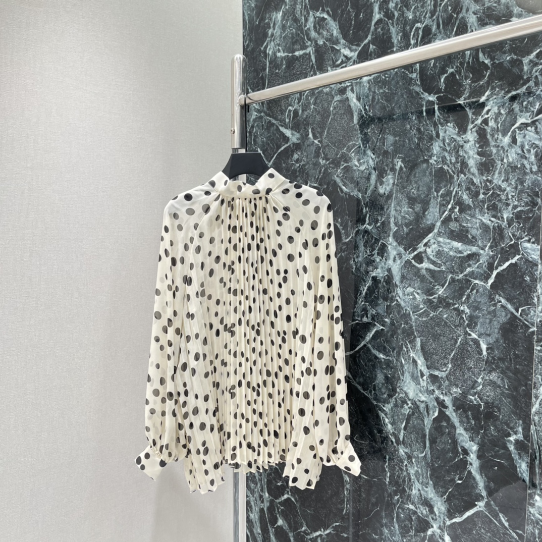 NO:780838,The highest version on the market, the girl inspects the goods, trims the three marks on the threads, and delivers the goods. You can send pictures and videos. If you want quality and service, please add me on WeChat. We will not accept urgent orders. New spring and summer 26 polka dot streamer shirt. Black polka dots + white bottom. Elegant and versatile. The high collar shirring design modifies the neck. The lantern sleeves cover the shoulders and are super friendly. The loose version is super tolerant to the body. It is easy to wear with a relaxed feeling ~ match with high-waisted pants or skirts. It is OK for commuting and leisure.  Both temperament and comfort! One color SML, women's clothing, skirts, shirts,19860909市面最高版本小妹验货、修剪线头上三标、发货可发图及拍视频,要品质要服务的加我微信,不接急单. 26春夏新款 波点飘带衬衫 黑色波点+白色底 优雅又百搭 高领抽褶设计修饰颈部 灯笼袖遮肩超友好 宽松版型对身材超包容 轻松穿出松弛感~搭配高腰裤或半裙 通勤休闲都OK 气质与舒适兼得!一个色SML,女装,skirts,shirts,,Women's clothing
