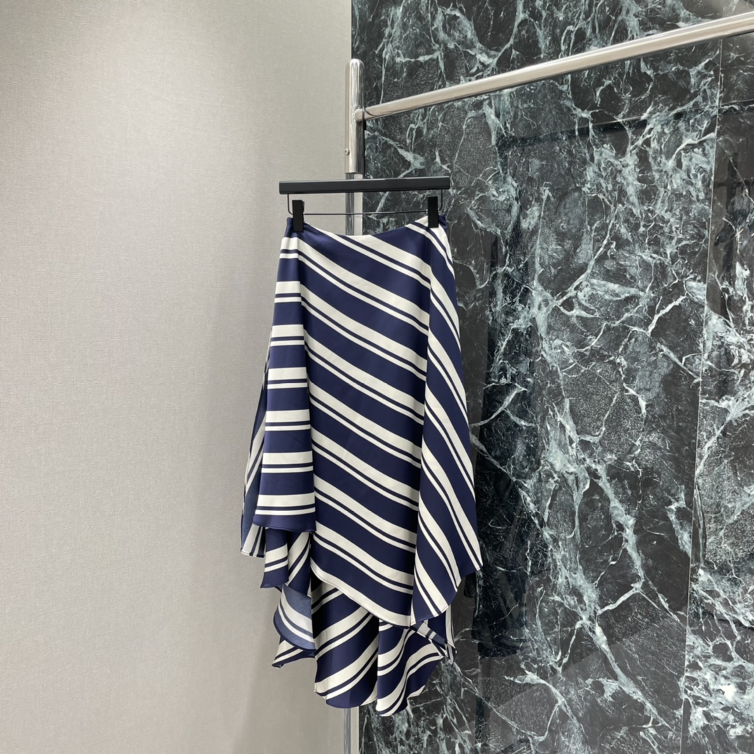 NO:780804,The highest version on the market, the girl inspects the goods, trims the three marks on the threads, and delivers the goods. You can post pictures and take videos. If you want quality and service, add me on WeChat. We will not accept urgent orders. Raf 26 new spring and summer striped skirt. Nautical series blue and white striped silk skirt. Full drape. Soft and crisp to the touch. Irregular skirt + slit design. Elegant and smart. The contrasting blue and white colors have a nautical atmosphere! The first choice for spring and summer wear. It can be easily managed whether commuting, vacationing or light socializing.  It is a versatile artifact in the wardrobe of urban girls~ One color ready-made SML, women's clothing, skirts, real silk,19860909市面最高版本小妹验货、修剪线头上三标、发货可发图及拍视频,要品质要服务的加我微信,不接急单. 拉夫 26春夏新款 条纹半身裙 航海系列蓝白条纹真丝半身裙 垂坠感满分 触感柔软又挺括 不规则裙摆+开叉设计 优雅灵动 蓝白撞色超有航海氛围感!春夏穿搭首选 无论通勤 度假还是轻社交都能轻松驾驭 是都市女生衣橱里的百搭神器~一个色现货SML,女装,skirts,real silk,,Women's clothing