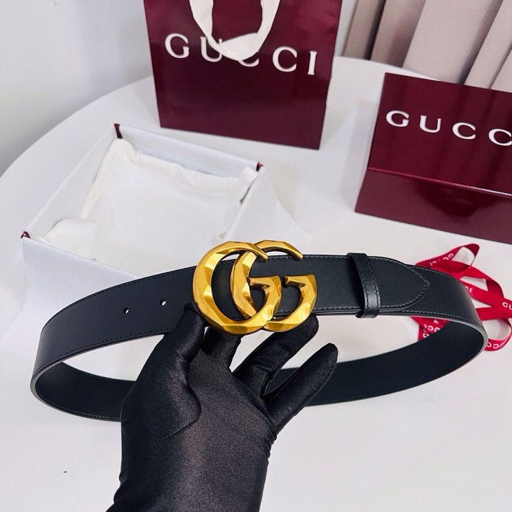 古奇 春夏系列，品牌标志性的双G标识经重新诠释后，以光彩夺目的金色调呈现在这款男士黑色光面牛皮革腰带上。