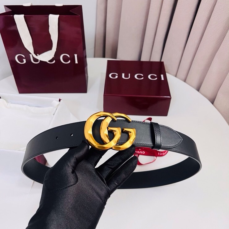 古奇 春夏系列，品牌标志性的双G标识经重新诠释后，以光彩夺目的金色调呈现在这款男士黑色光面牛皮革腰带上。