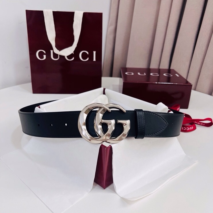 古奇 春夏系列，品牌标志性的双G标识经重新诠释后，以光彩夺目的金色调呈现在这款男士黑色光面牛皮革腰带上。