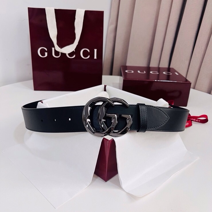 古奇 春夏系列，品牌标志性的双G标识经重新诠释后，以光彩夺目的金色调呈现在这款男士黑色光面牛皮革腰带上。