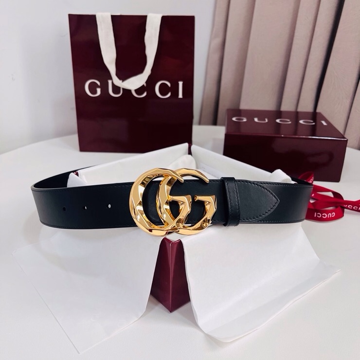 古奇 春夏系列，品牌标志性的双G标识经重新诠释后，以光彩夺目的金色调呈现在这款男士黑色光面牛皮革腰带上。