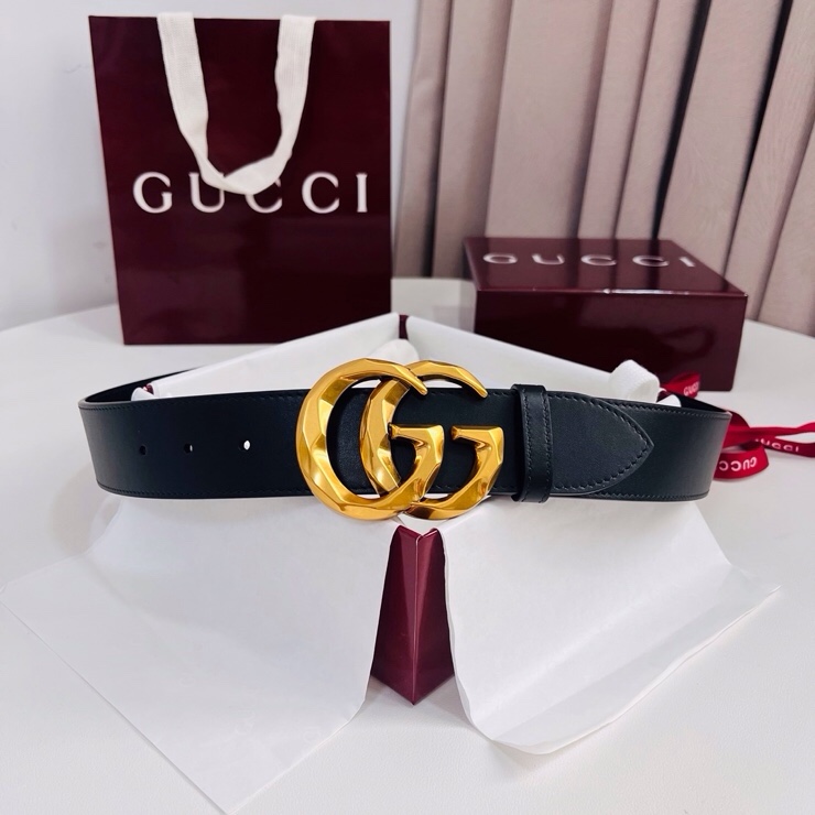 古奇 春夏系列，品牌标志性的双G标识经重新诠释后，以光彩夺目的金色调呈现在这款男士黑色光面牛皮革腰带上。