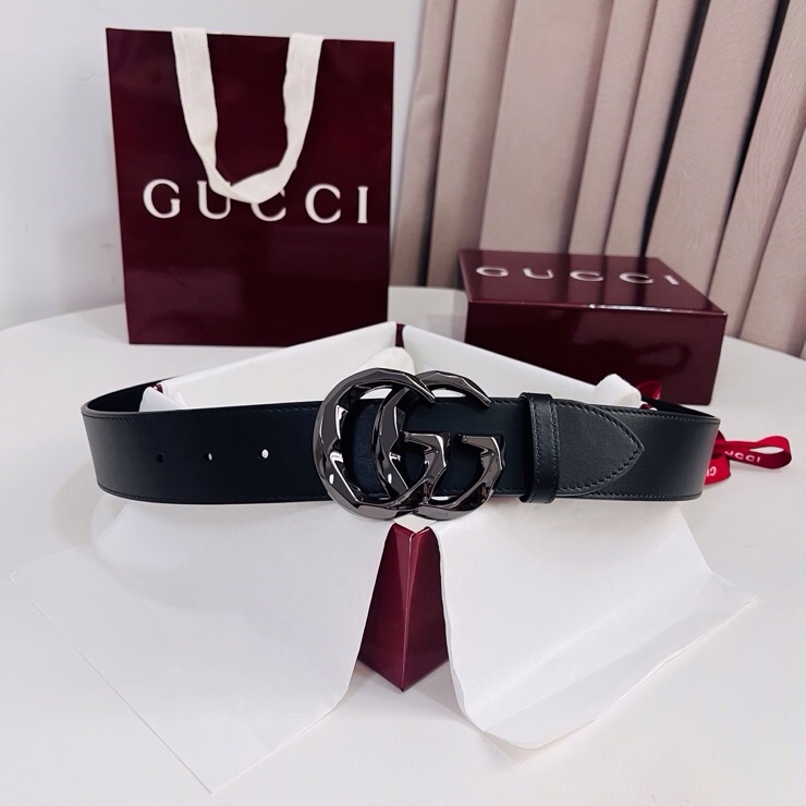 古奇 春夏系列，品牌标志性的双G标识经重新诠释后，以光彩夺目的金色调呈现在这款男士黑色光面牛皮革腰带上。