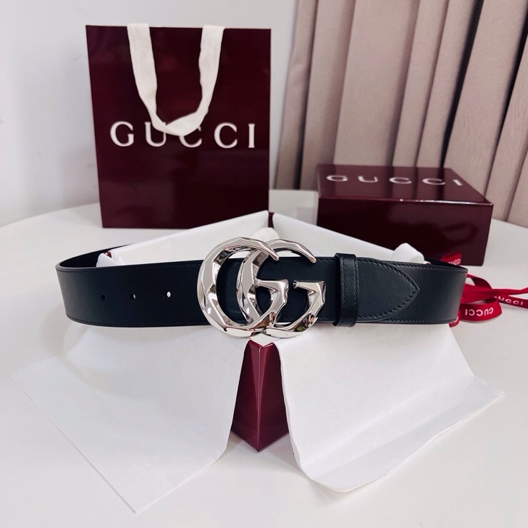 古奇 春夏系列，品牌标志性的双G标识经重新诠释后，以光彩夺目的金色调呈现在这款男士黑色光面牛皮革腰带上。
