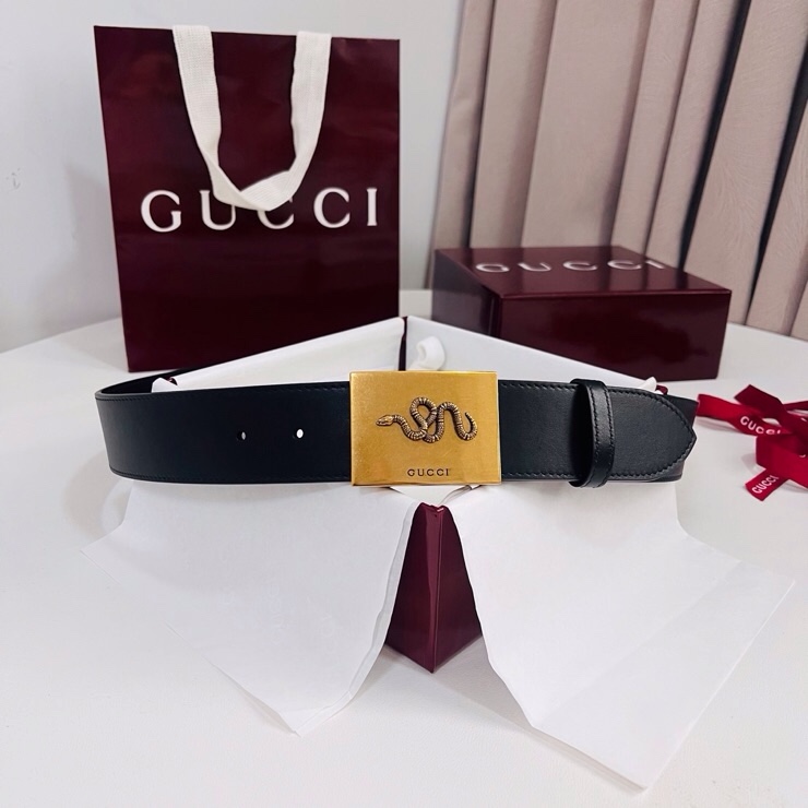 古奇 春夏系列，品牌标志性的双G标识经重新诠释后，以光彩夺目的古金色调呈现在这款男士黑色光面牛皮革腰带上