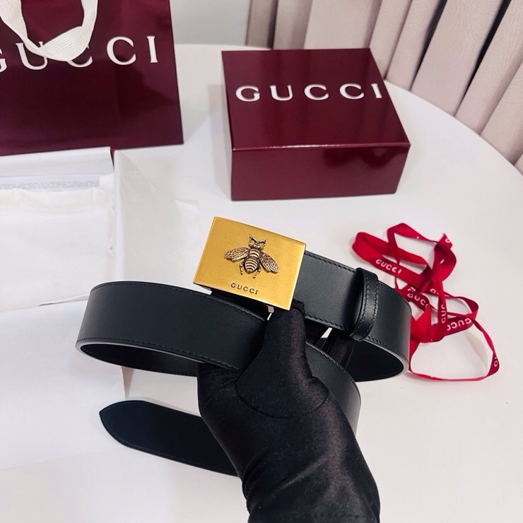 古奇 春夏系列，品牌标志性的双G标识经重新诠释后，以光彩夺目的古金色调呈现在这款男士黑色光面牛皮革腰带上