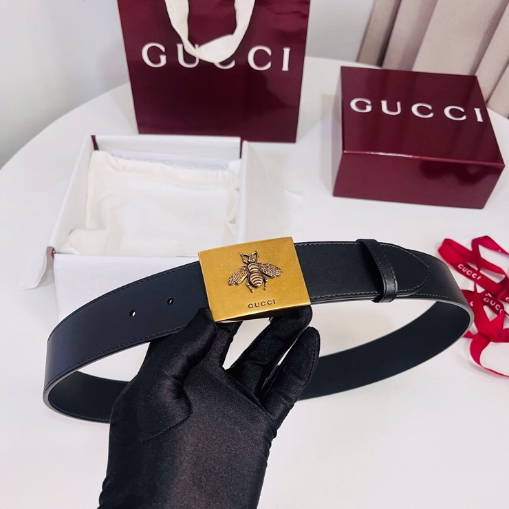 古奇 春夏系列，品牌标志性的双G标识经重新诠释后，以光彩夺目的古金色调呈现在这款男士黑色光面牛皮革腰带上