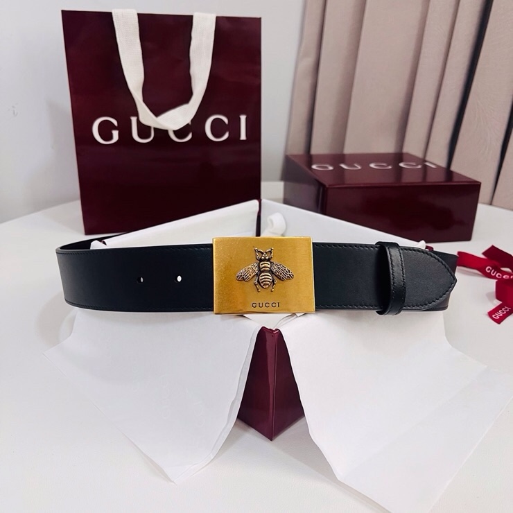 古奇 春夏系列，品牌标志性的双G标识经重新诠释后，以光彩夺目的古金色调呈现在这款男士黑色光面牛皮革腰带上