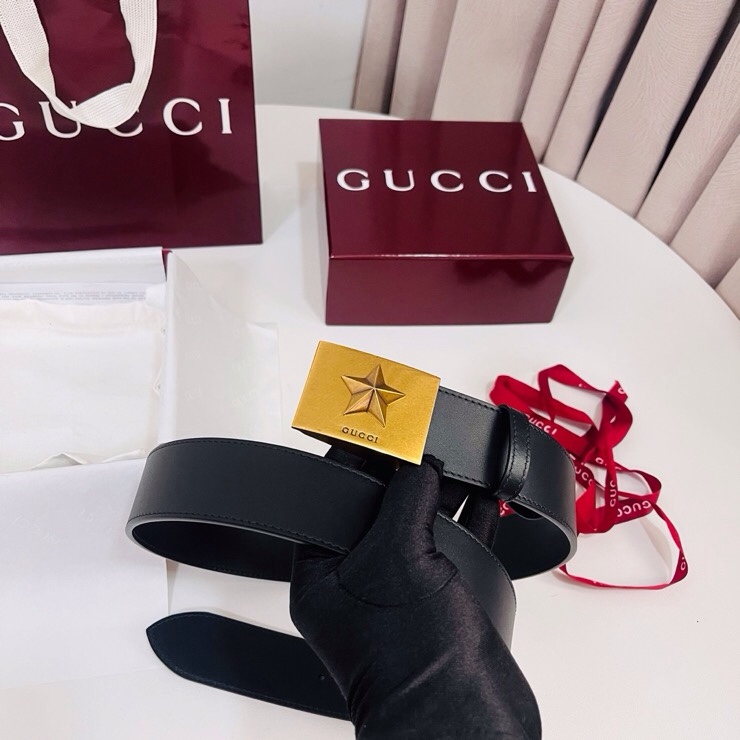 古奇 春夏系列，品牌标志性的双G标识经重新诠释后，以光彩夺目的古金色调呈现在这款男士黑色光面牛皮革腰带上