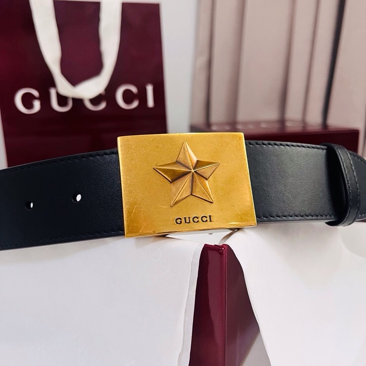 古奇 春夏系列，品牌标志性的双G标识经重新诠释后，以光彩夺目的古金色调呈现在这款男士黑色光面牛皮革腰带上