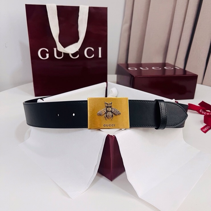 古奇 春夏系列，品牌标志性的双G标识经重新诠释后，以光彩夺目的古金色调呈现在这款男士黑色光面牛皮革腰带上