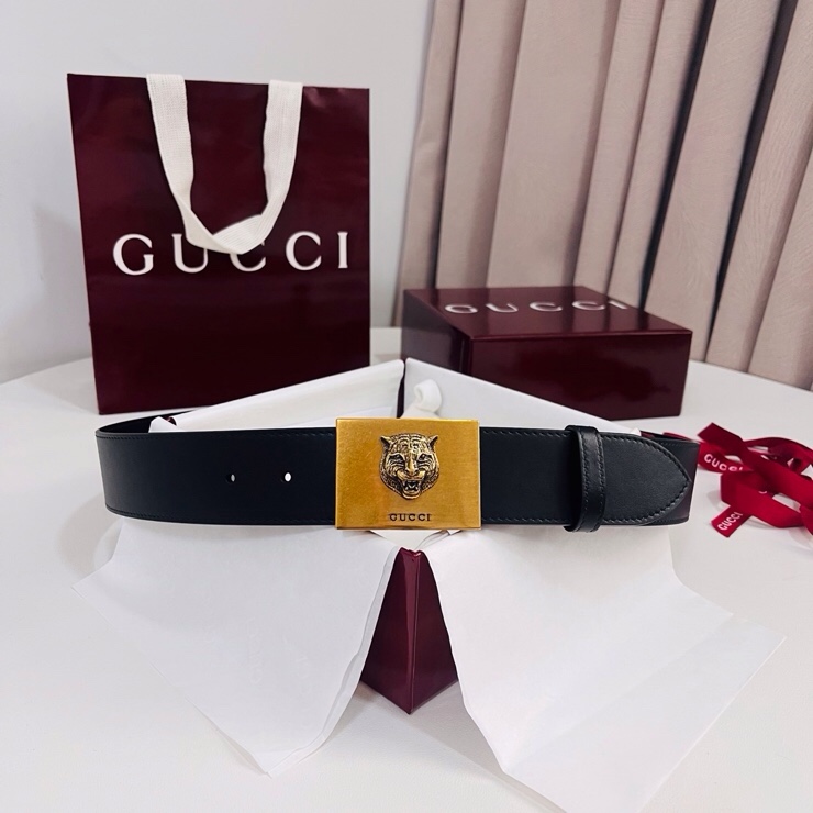 古奇 春夏系列，品牌标志性的双G标识经重新诠释后，以光彩夺目的古金色调呈现在这款男士黑色光面牛皮革腰带上
