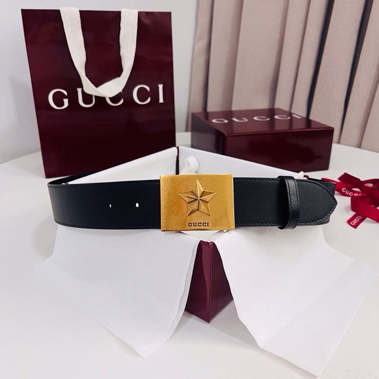 古奇 春夏系列，品牌标志性的双G标识经重新诠释后，以光彩夺目的古金色调呈现在这款男士黑色光面牛皮革腰带上