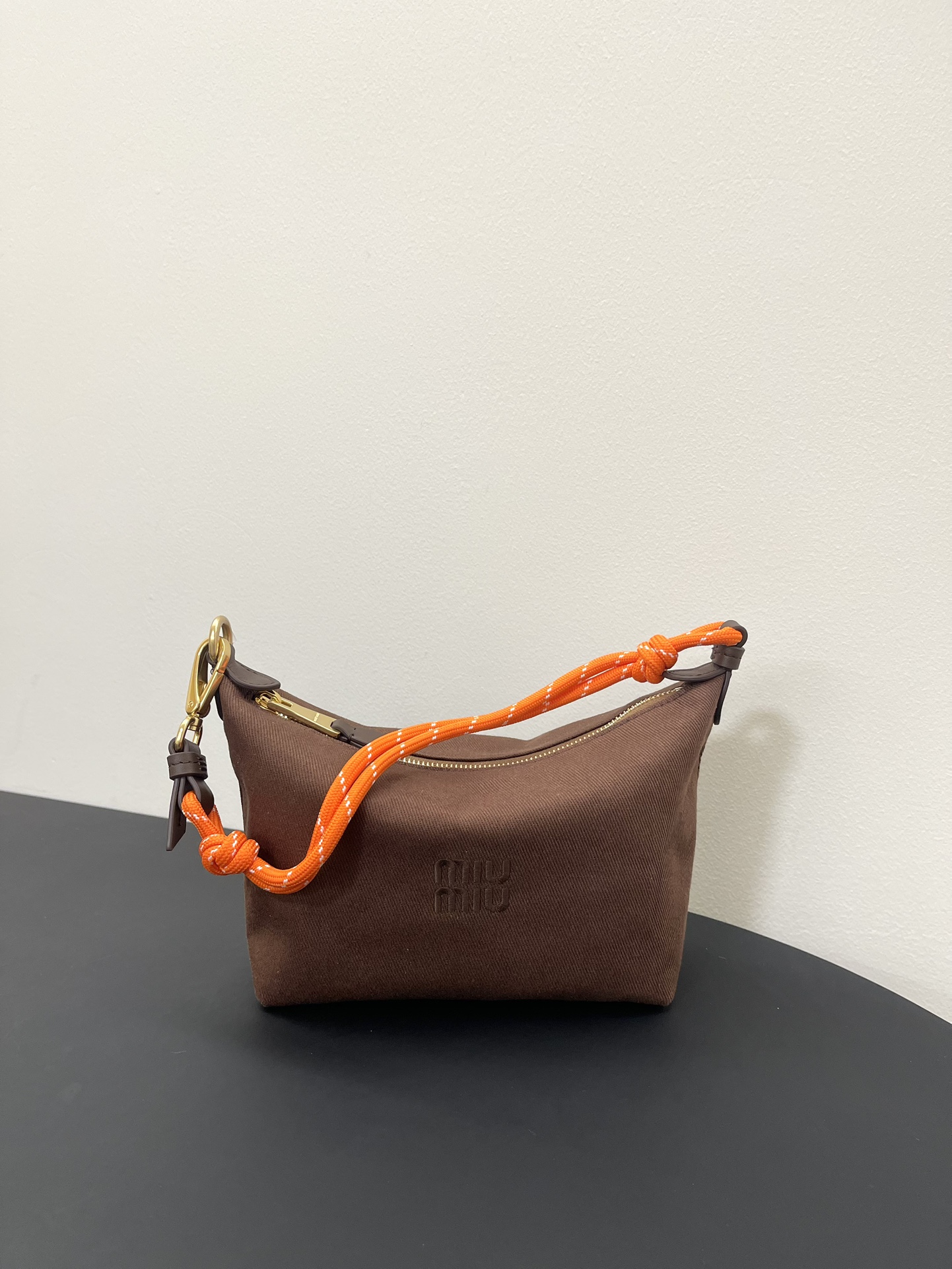 P360 En stock, aquí llega el bolso tipo fiambrera de la serie de lona de Miu Miu, con tejido gabardina y el logo bordad…