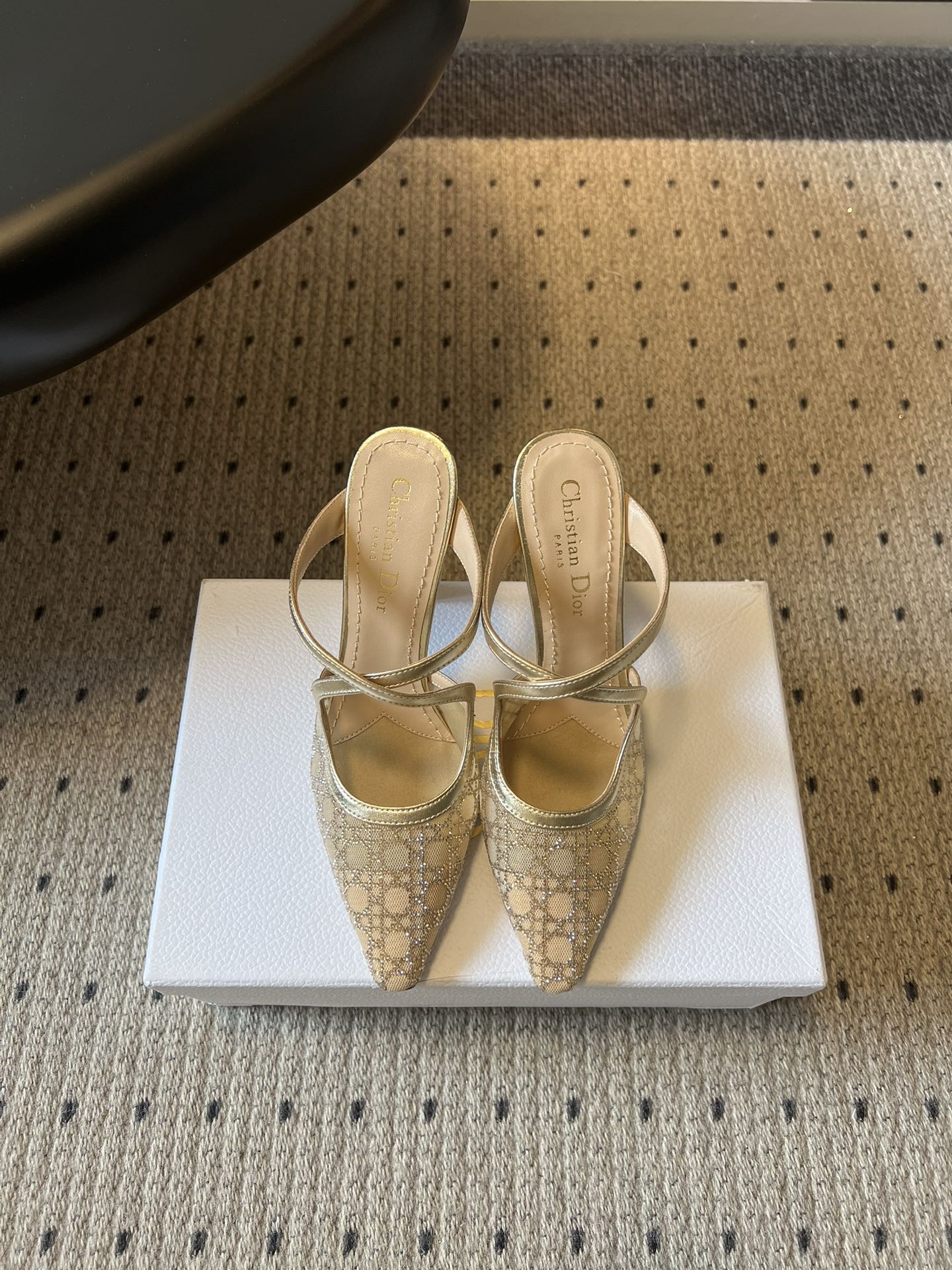 NO:786751,Purchasing-grade Dior 26ss pointed-toe cross-strap high-heeled sandals are all pointed-toe style with high-heeled design. The shoe body is decorated with cross-thin straps. The pointed-toe line lengthens the proportion of the leg. The strap design adds sophistication and fit. The exposed heel Muller style is both elegant and casual.  The upper is made of lace/mesh base with hot-scalded diamond decorations. Different models have star-point diamond decoration, rhombus diamond pattern and other crafts. The black model has contrasting satin straps, while the nude/light gold model has straps of the same color, which adds luster and sophistication. Mesh upper/silk, sheepskin lining, leather outsole, increased size by 10cm  : 35-42 yards (customized sizes 40, 41 and 42 are non-refundable), semi-drag high heels, dior, sandals, high heels, sheepskin, real silk, Leather soles19860909代购级 Dior 26ss 尖头交叉绑带高跟鞋凉鞋 均为尖头版型,搭配高跟设计,鞋身有交叉细绑带装饰,尖头线条拉长腿部比例,绑带设计增添精致感与贴合度,露后跟的穆勒款式兼具优雅与随性. 鞋面采用蕾丝/网纱基底搭配水烫钻装饰,不同款分别为星点钻饰、菱格钻纹等工艺,黑色款撞色缎面绑带,裸色/浅金款则用同色系绑带,光泽感与精致度拉满. 鞋面网面/真丝 内里羊皮 大底真皮大底 增高10cm size :35-42码（40、41、42码定制不退换）,半拖高跟鞋,dior,sandals,high heels,sheepskin,real silk,Leather soles,Women's Shoes