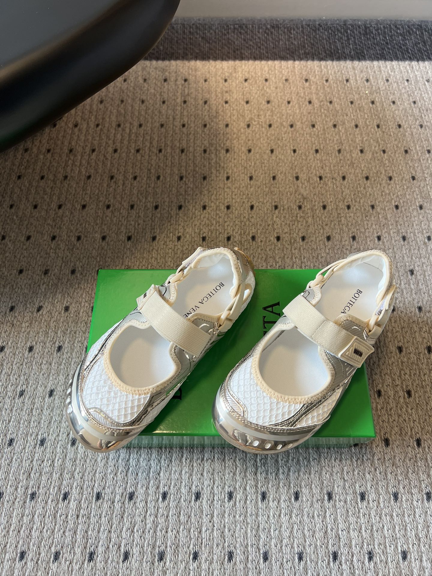 Bottega Venet*早春新款玛丽珍运动鞋将芭蕾鞋的优雅与千禧运动风碰撞出全新火花，网眼透气面料+