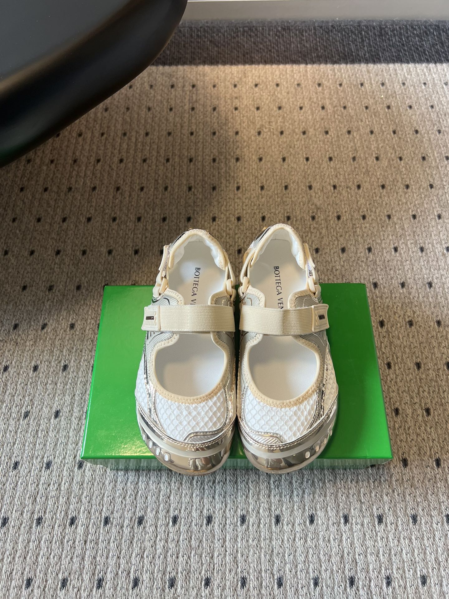 Bottega Venet*早春新款玛丽珍运动鞋将芭蕾鞋的优雅与千禧运动风碰撞出全新火花，网眼透气面料+