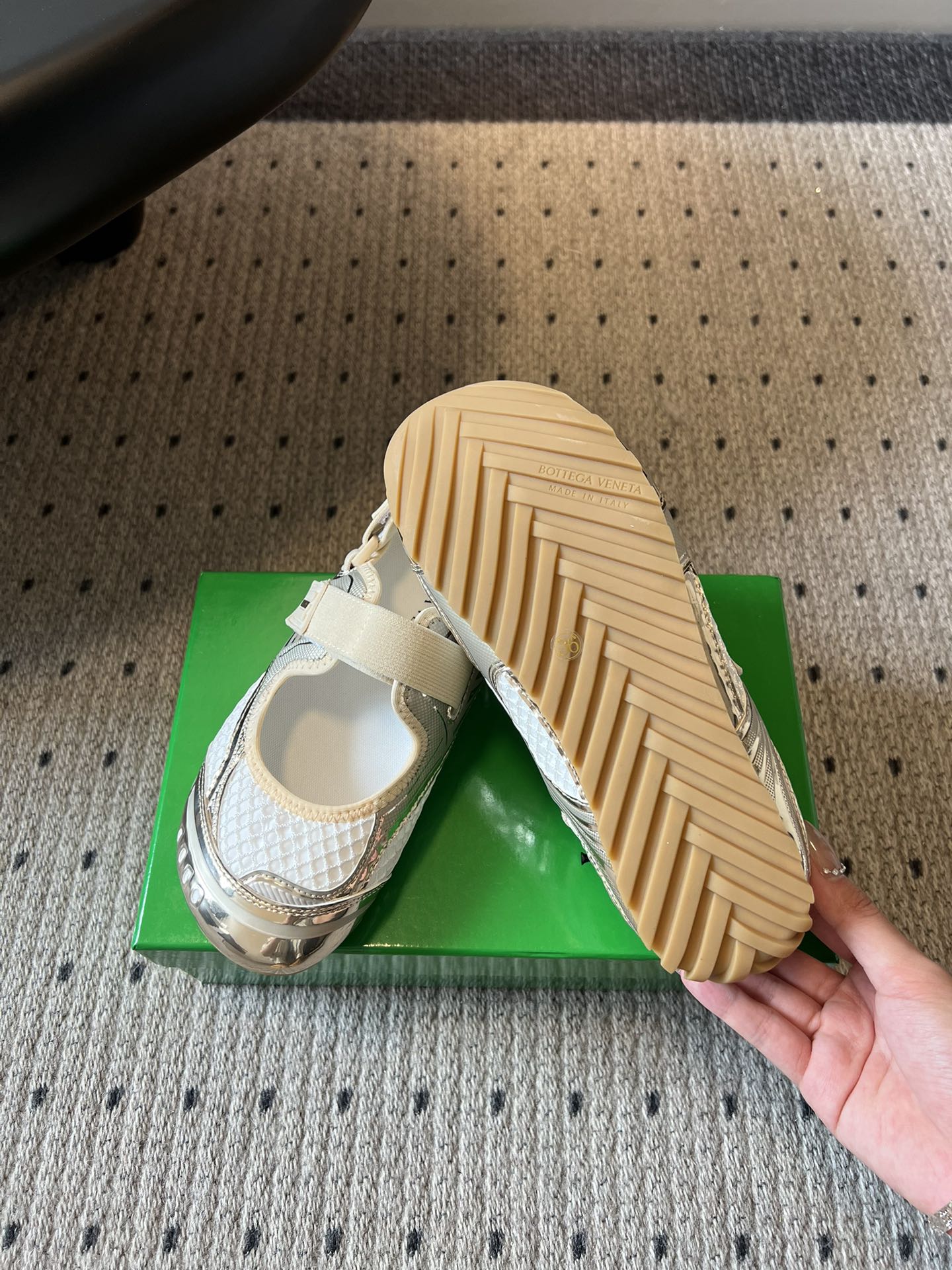 Bottega Venet*早春新款玛丽珍运动鞋将芭蕾鞋的优雅与千禧运动风碰撞出全新火花，网眼透气面料+