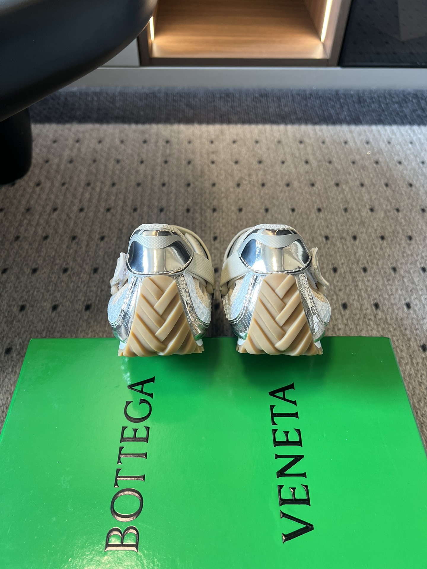 Bottega Venet*早春新款玛丽珍运动鞋将芭蕾鞋的优雅与千禧运动风碰撞出全新火花，网眼透气面料+