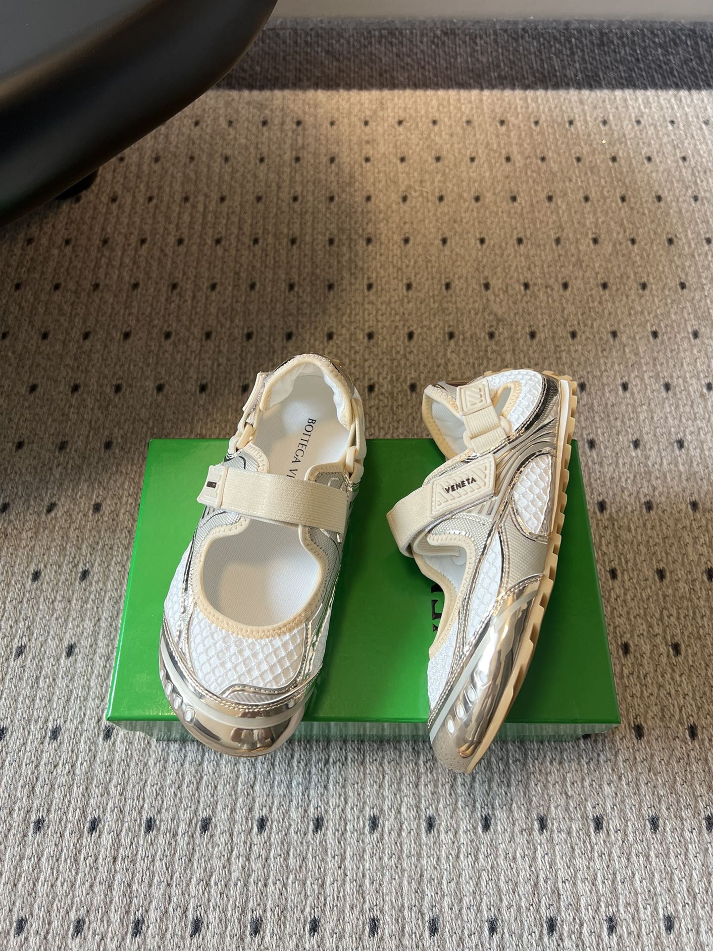 Bottega Venet*早春新款玛丽珍运动鞋将芭蕾鞋的优雅与千禧运动风碰撞出全新火花，网眼透气面料+