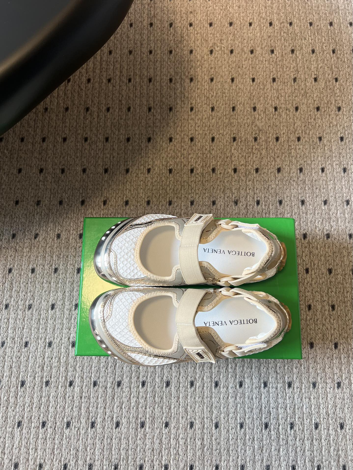 Bottega Venet*早春新款玛丽珍运动鞋将芭蕾鞋的优雅与千禧运动风碰撞出全新火花，网眼透气面料+