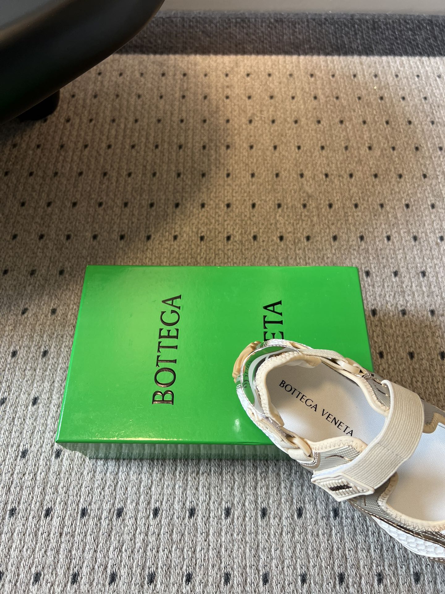 Bottega Venet*早春新款玛丽珍运动鞋将芭蕾鞋的优雅与千禧运动风碰撞出全新火花，网眼透气面料+