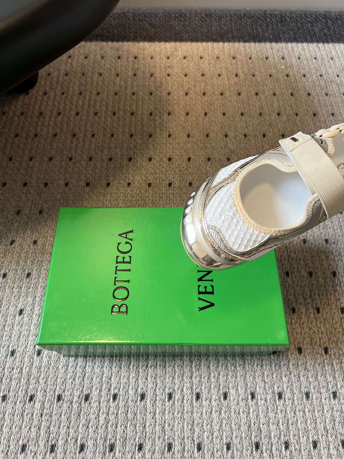 Bottega Venet*早春新款玛丽珍运动鞋将芭蕾鞋的优雅与千禧运动风碰撞出全新火花，网眼透气面料+