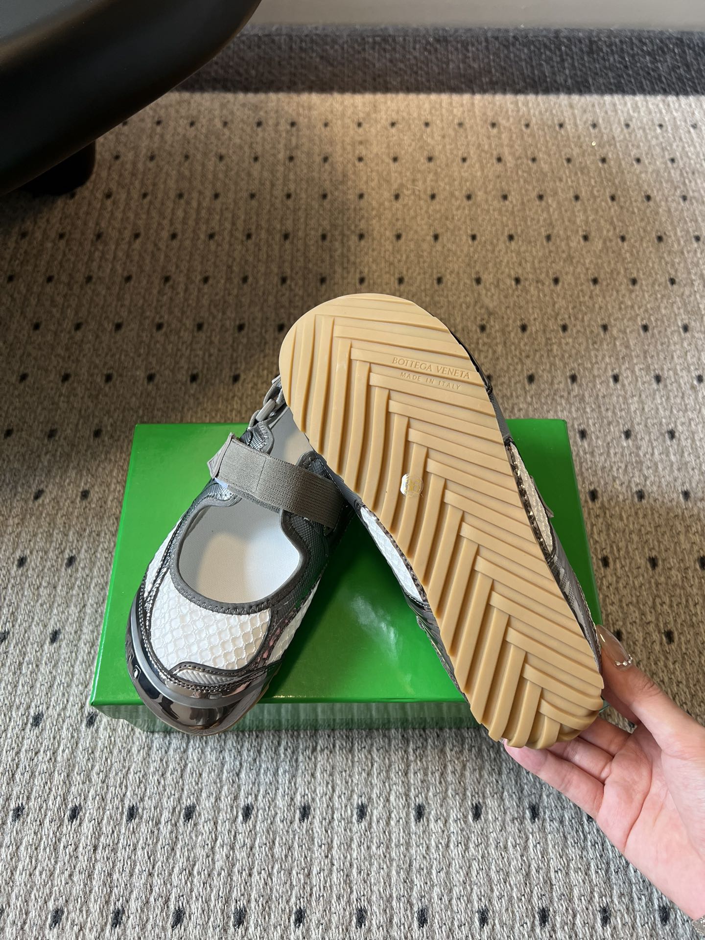 Bottega Venet*早春新款玛丽珍运动鞋将芭蕾鞋的优雅与千禧运动风碰撞出全新火花，网眼透气面料+