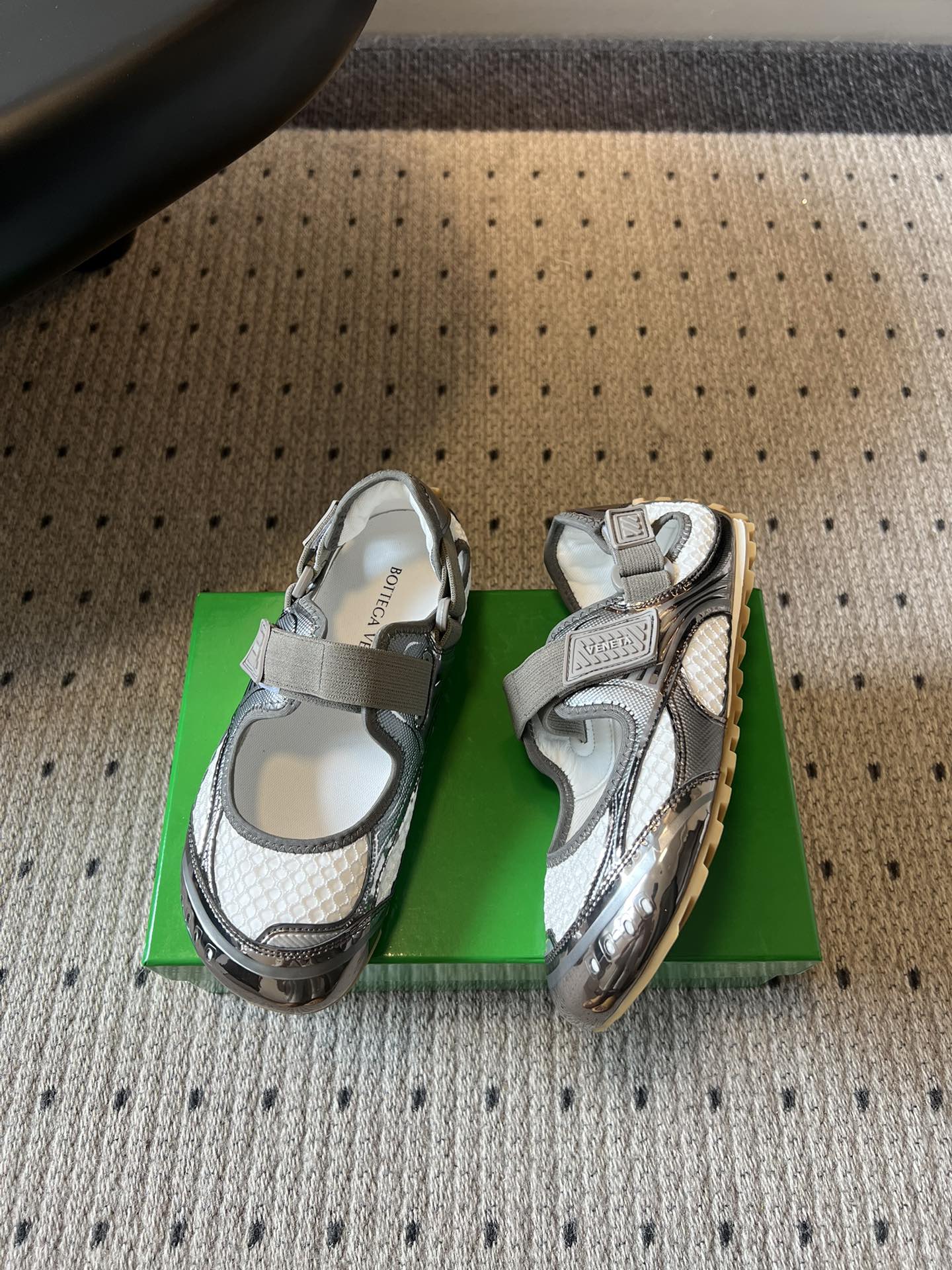 Bottega Venet*早春新款玛丽珍运动鞋将芭蕾鞋的优雅与千禧运动风碰撞出全新火花，网眼透气面料+