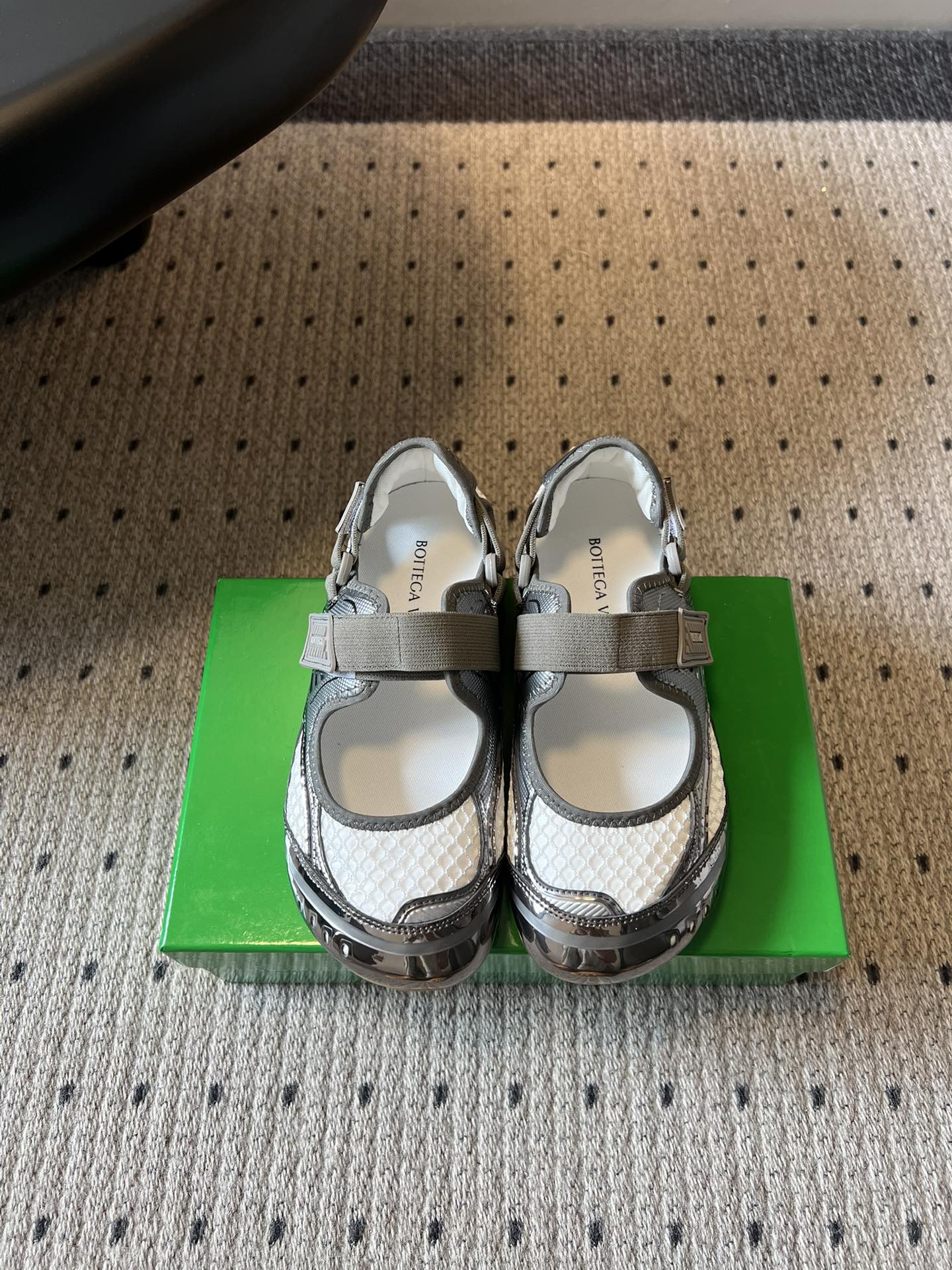 Bottega Venet*早春新款玛丽珍运动鞋将芭蕾鞋的优雅与千禧运动风碰撞出全新火花，网眼透气面料+