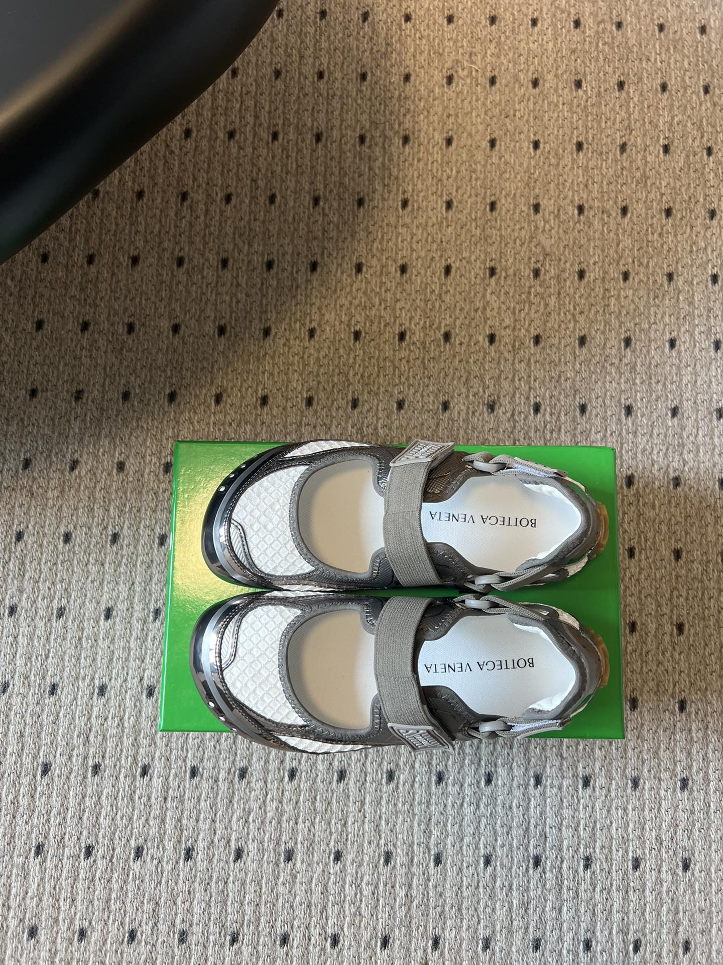 Bottega Venet*早春新款玛丽珍运动鞋将芭蕾鞋的优雅与千禧运动风碰撞出全新火花，网眼透气面料+