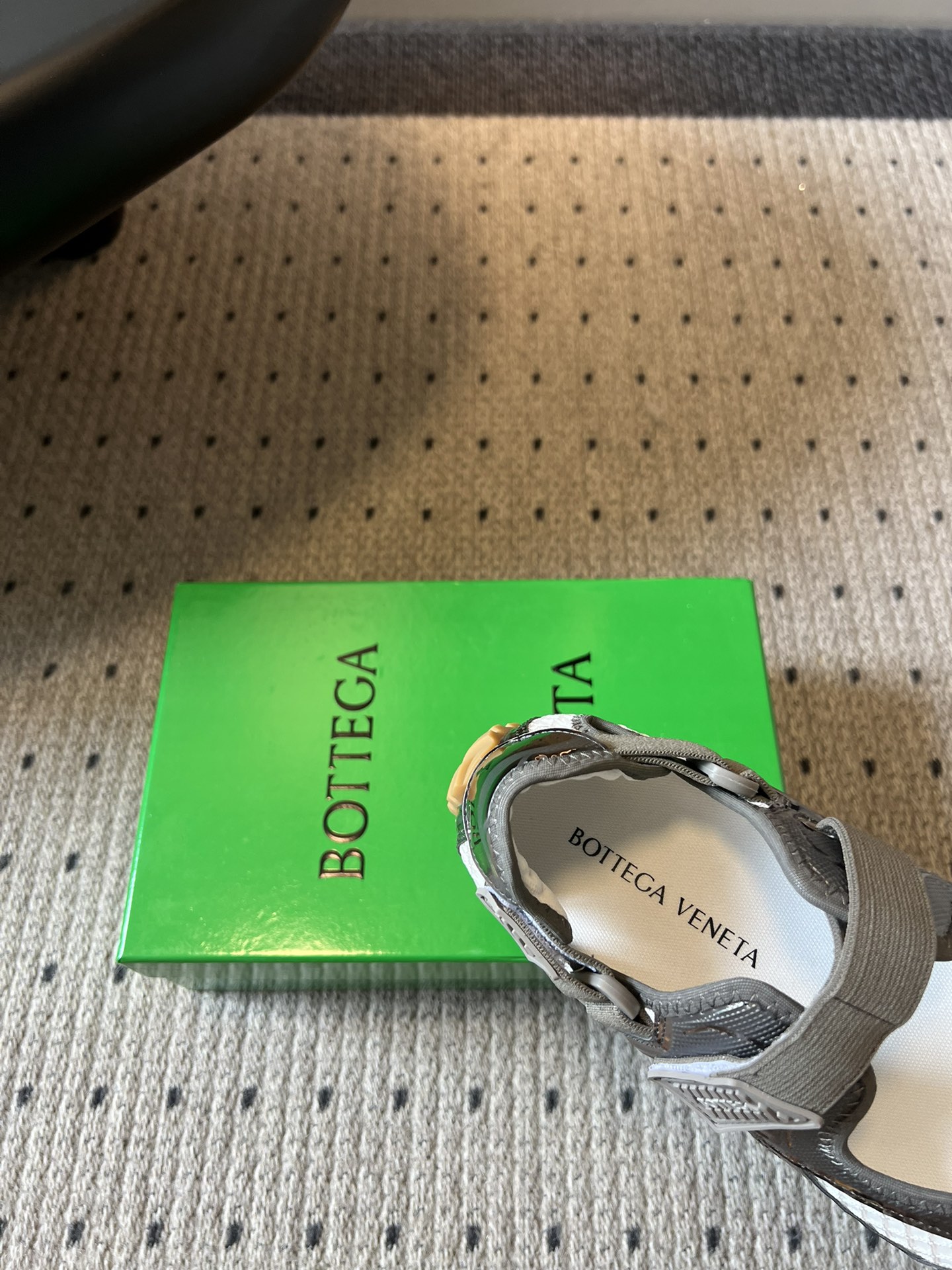 Bottega Venet*早春新款玛丽珍运动鞋将芭蕾鞋的优雅与千禧运动风碰撞出全新火花，网眼透气面料+