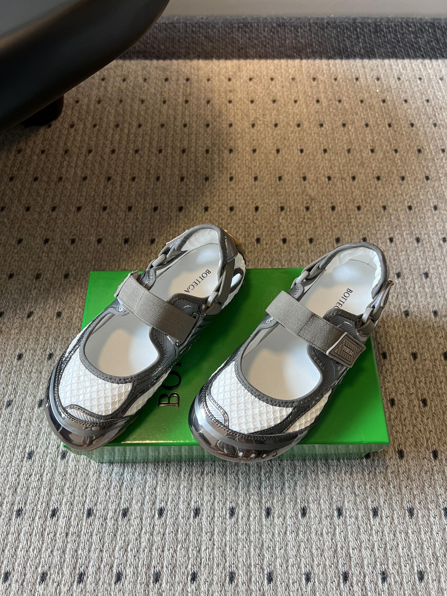 Bottega Venet*早春新款玛丽珍运动鞋将芭蕾鞋的优雅与千禧运动风碰撞出全新火花，网眼透气面料+