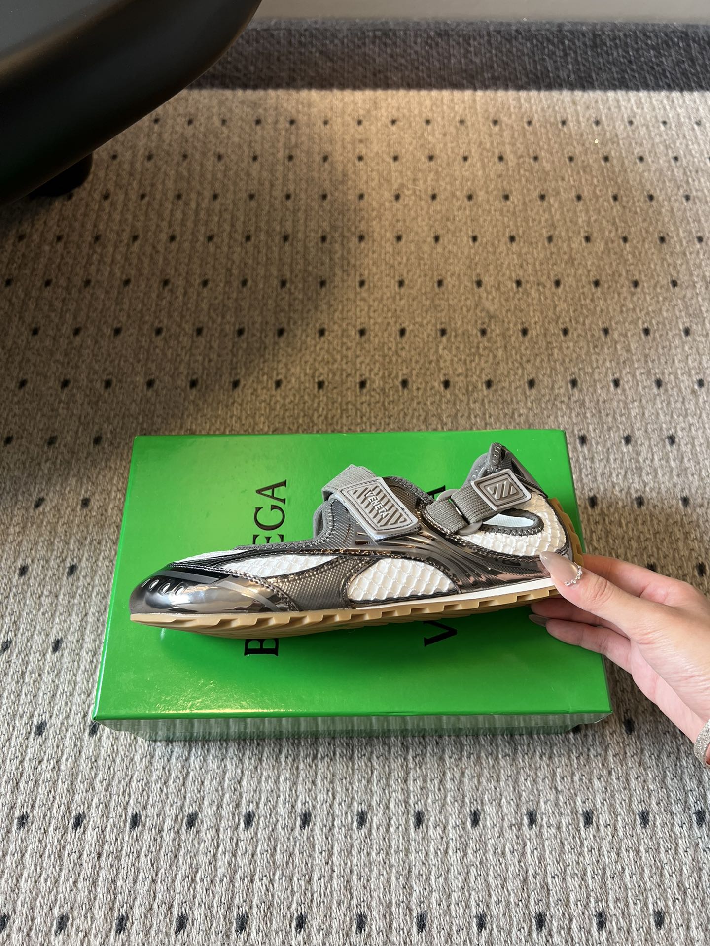 Bottega Venet*早春新款玛丽珍运动鞋将芭蕾鞋的优雅与千禧运动风碰撞出全新火花，网眼透气面料+