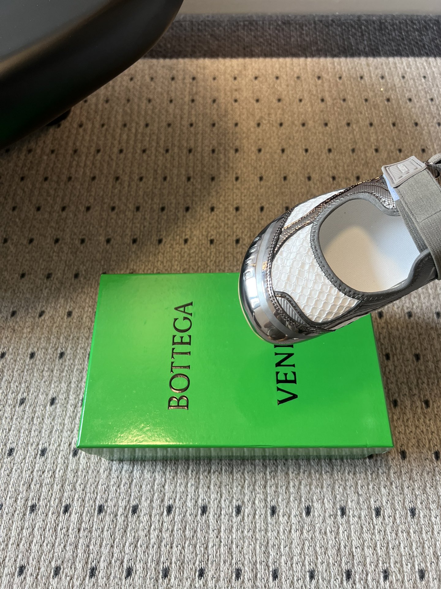 Bottega Venet*早春新款玛丽珍运动鞋将芭蕾鞋的优雅与千禧运动风碰撞出全新火花，网眼透气面料+