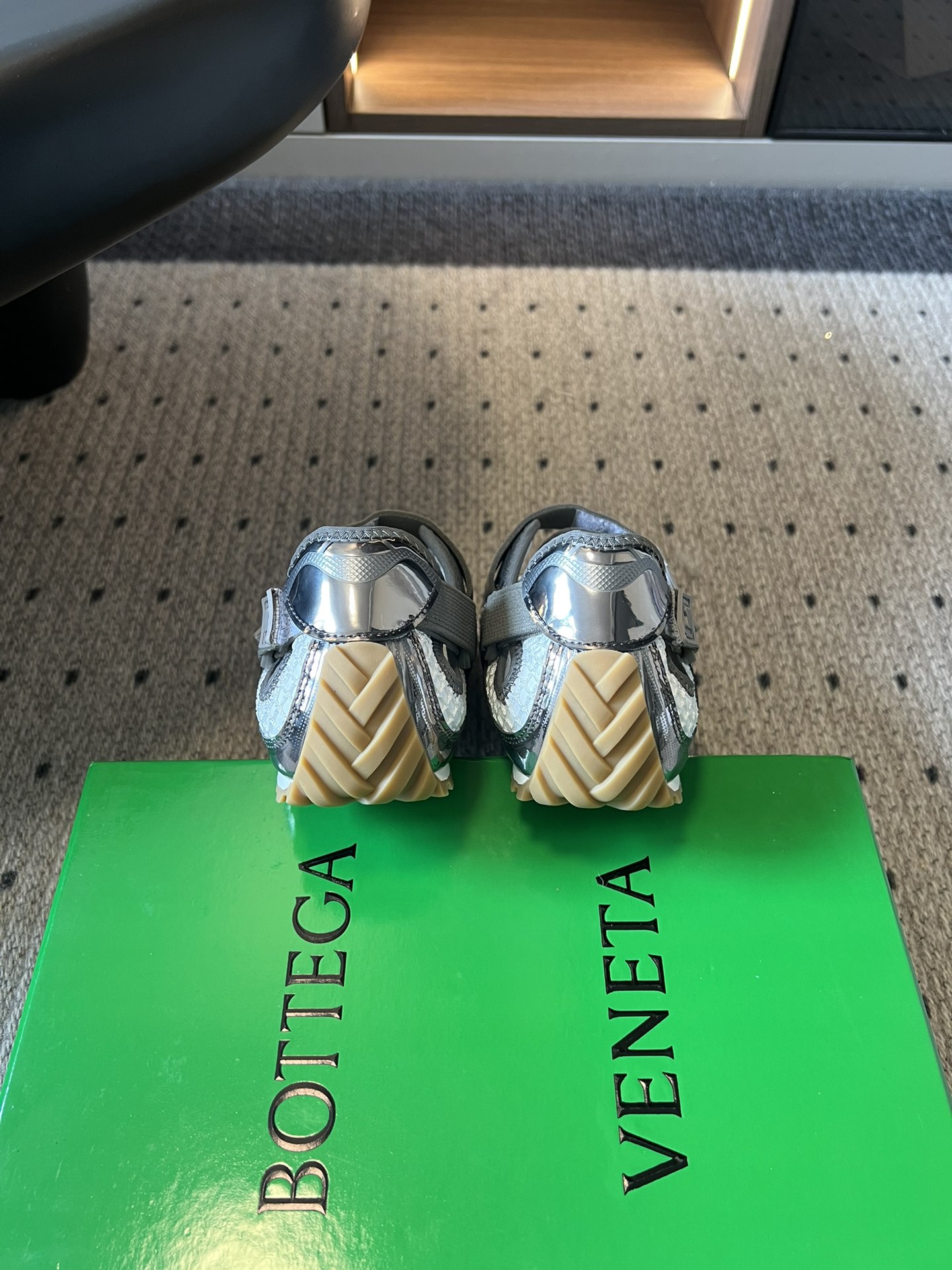 Bottega Venet*早春新款玛丽珍运动鞋将芭蕾鞋的优雅与千禧运动风碰撞出全新火花，网眼透气面料+